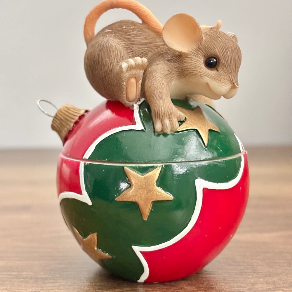 CHARMING TAILS Mouse NO PEEKING 87/143 Christmas Ball Ornament Figurine Trinket